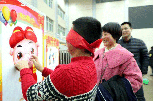 汾西矿业洗煤厂举办了贴鼻子, 瞎子敲鼓,钓鱼,灌篮等趣味活动.