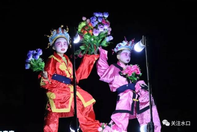 信宜水口墟街"飘色巡游庆年例",吸引万名群众前往观赏
