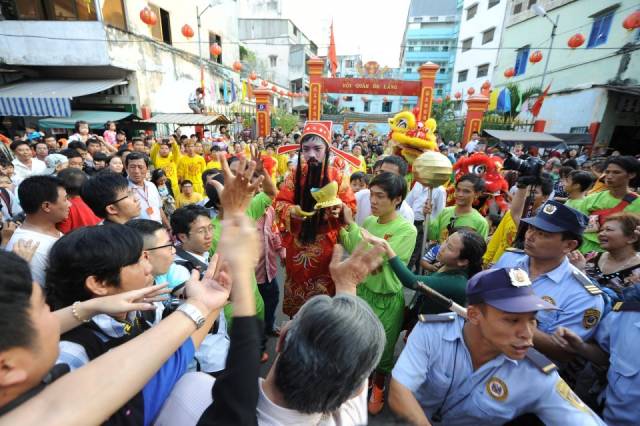 越南华族举行盛大彩妆巡游欢庆元宵节,唐人街区万人空巷