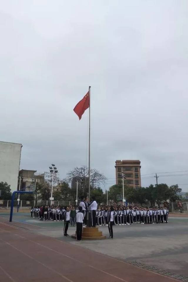 【快讯】乘风扬帆正当时——占陇镇桥柱中学举行新学期第一次升旗仪式