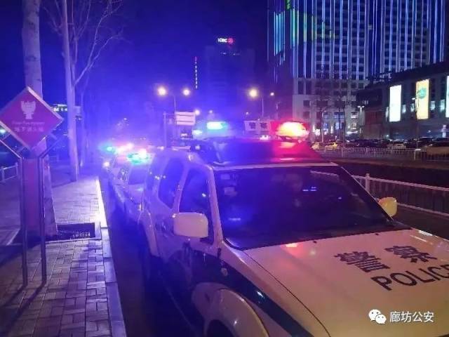 那一盏盏红蓝交织的警灯, 就是他们心中 最美的灯