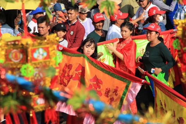 越南平阳省华人元宵节抬着妈祖神绕境巡游,全城市民纷纷路旁恭候