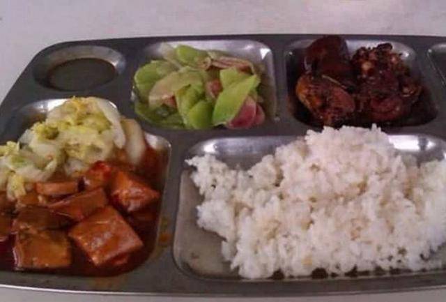 各国学校食堂饭菜对比,韩国的看不见肉,还是中国的最实在!