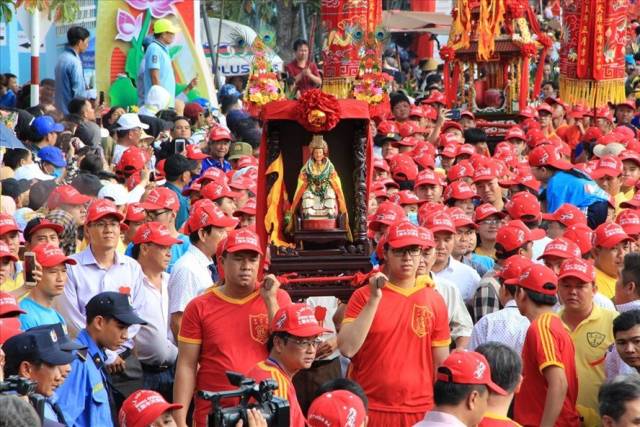 越南平阳省华人元宵节抬着妈祖神绕境巡游,全城市民纷纷路旁恭候