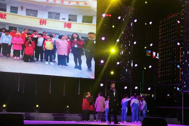 盘州沙画美术馆带来的沙画表演《画说盘州,陈胜泽演唱《贵山贵水》