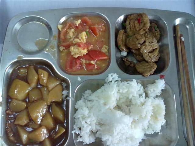 各国学校食堂饭菜对比,韩国的看不见肉,还是中国的最实在!