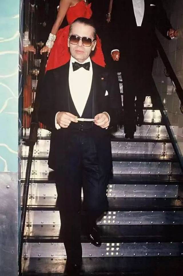1987 年,karl 在巴黎 bain douches 派对上.