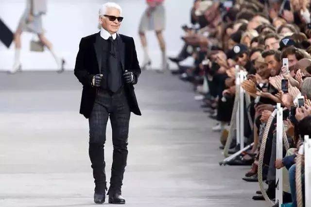 同时任个人同名品牌karllagerfeld设计.