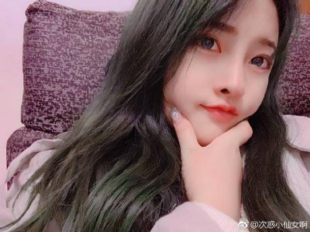 吃播网红"次惑小仙女"