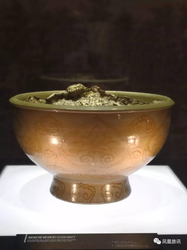 临安博物馆精品厅展出的出土于水丘氏墓的越窑青釉褐彩云纹熏炉,越窑