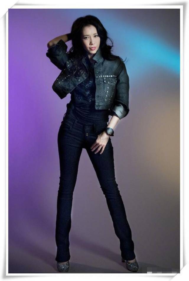 莫文蔚拼了!硬是把连体裤穿出高腰裤既视感,真腿精不需要解释!