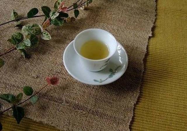 人生如品茶,一杯清茶,就像一个大千世界,每片茶叶恰似红尘中的芸芸