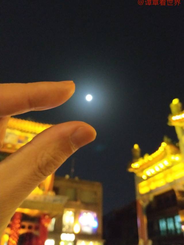 抬头望月,此刻它皎洁发亮,在镜头里一闪一闪,像是在和我招手.
