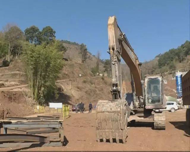 宣富高速公路按双向四车道,路面宽度24.5米标准设计.