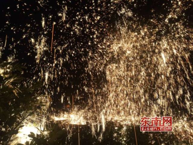 荔城区新度"打砂花"震撼上演 铁树银花开 2月19日,莆田市新度镇锦墩