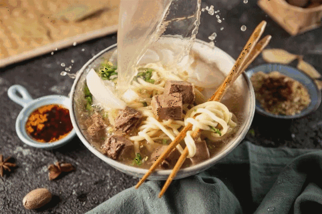 活动说明:挑战喝光牛大的精髓——牛肉汤汤底,并将喝完的空碗(不强求