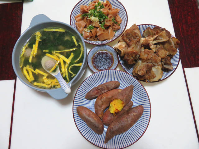 一家三口吃饭,我准备了两菜一汤,老公说比吃大餐还要舒服!