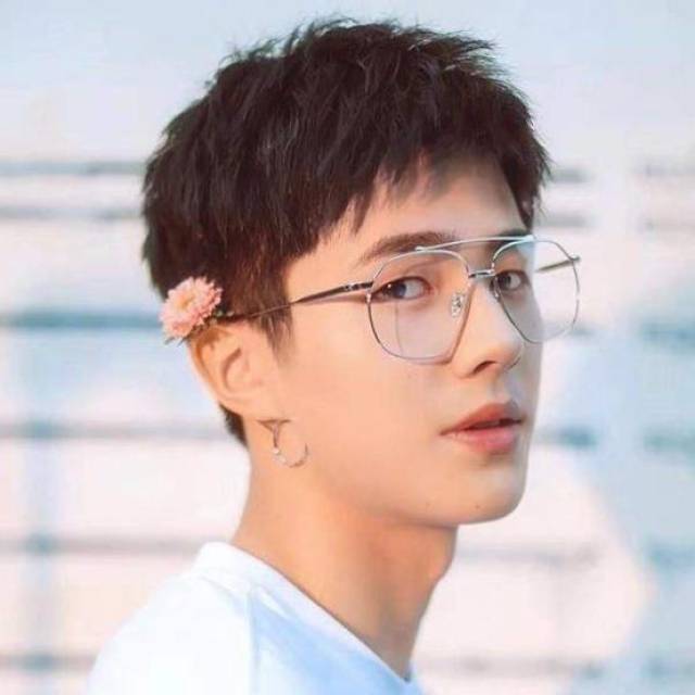 好多明星都是眼镜控,朱一龙儒雅,李易峰录歌也不忘戴眼镜自拍
