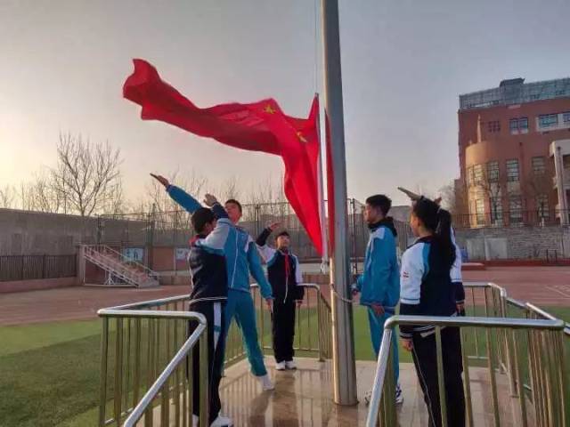 升国旗,唱国歌