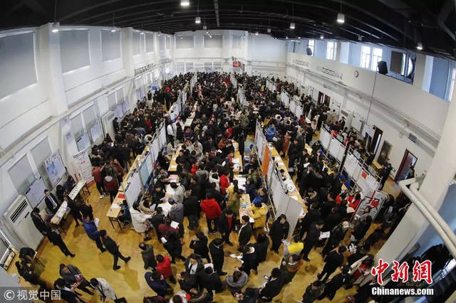 春节过后,天津泰达人才市场举行首场大型招聘会.图片来源:视觉中国