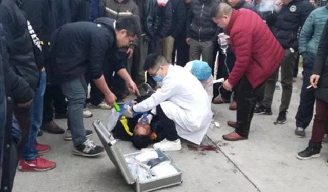 事发贺州大桂岭,一男子车祸倒在血泊中,这时.
