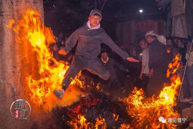 普宁军埠石桥头元宵节营老爷跳火堆,场面震撼!