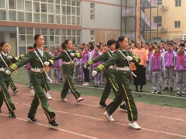 2月20日上午,石家庄市中华南大街小学全体师生在灿烂的春光中,在庄严