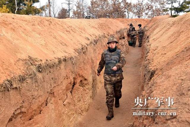 北部战区陆军某部队:手榴弹实投训练场"战味十足"