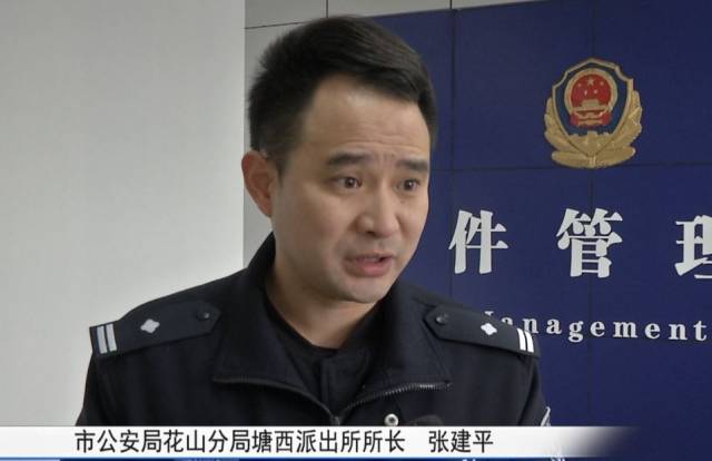 面对警方突袭,他们却“淡定”地演了这么一出……