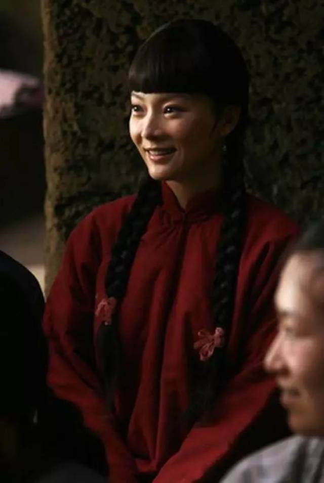 晚成的代表人物,生于1977年的她在2012年凭借《铁梨花》才开始走红