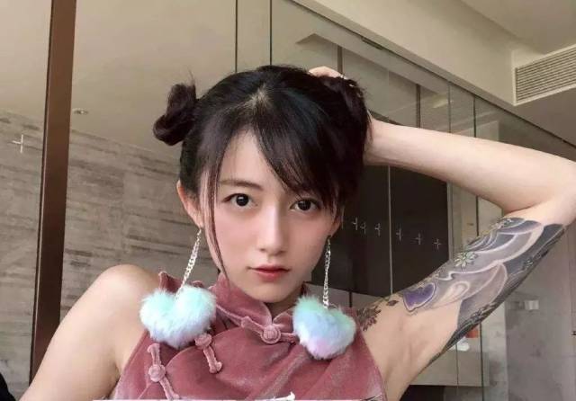 李诞老婆黑尾酱发露背照片,网友表示看不懂,现在都以这为美?