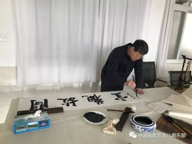 任喜叙老师创作情景 谢金华老师(左)和王秀海会长(右)合影 平台声明