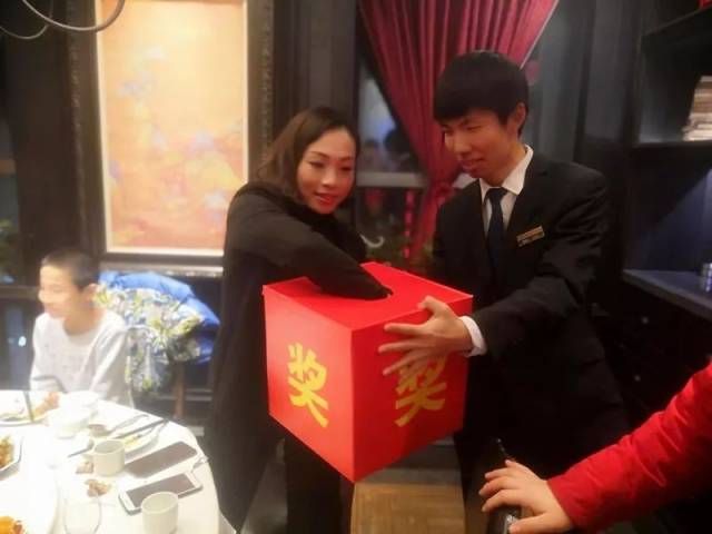 德百大楼领导班子向家属敬酒答谢     五彩纷呈的抽奖环节