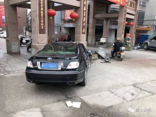 普宁果陇乡门的石狮"惨遭"车祸,这下要赔惨了?