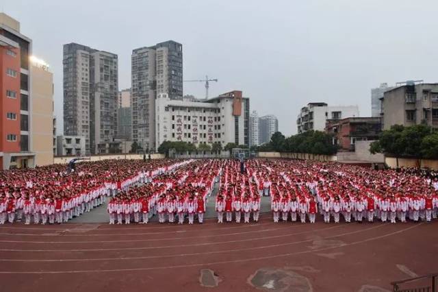 2月21日,内江二中师生们身着整洁校服早早整齐列队站在操场上,满怀