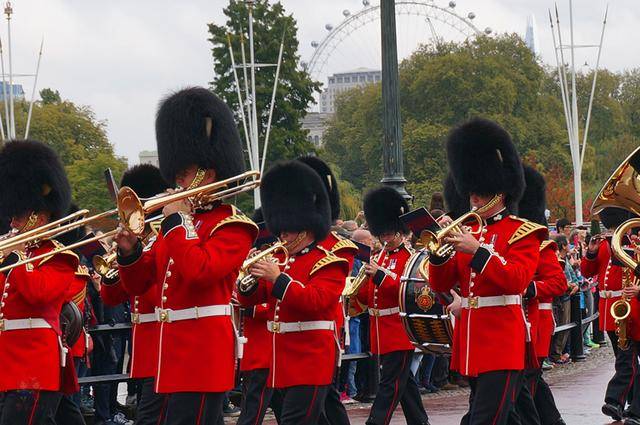 英国从拿破仑军队抢来的熊皮高帽,如今成了皇家卫队装束吸引游客