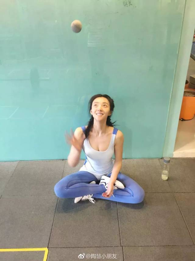 她是中国第一部女版古惑仔,超燃背肌逆天大长