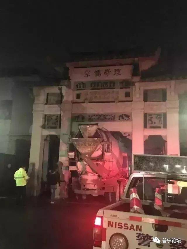 普宁果陇乡门的石狮"惨遭"车祸,这下要赔惨了?