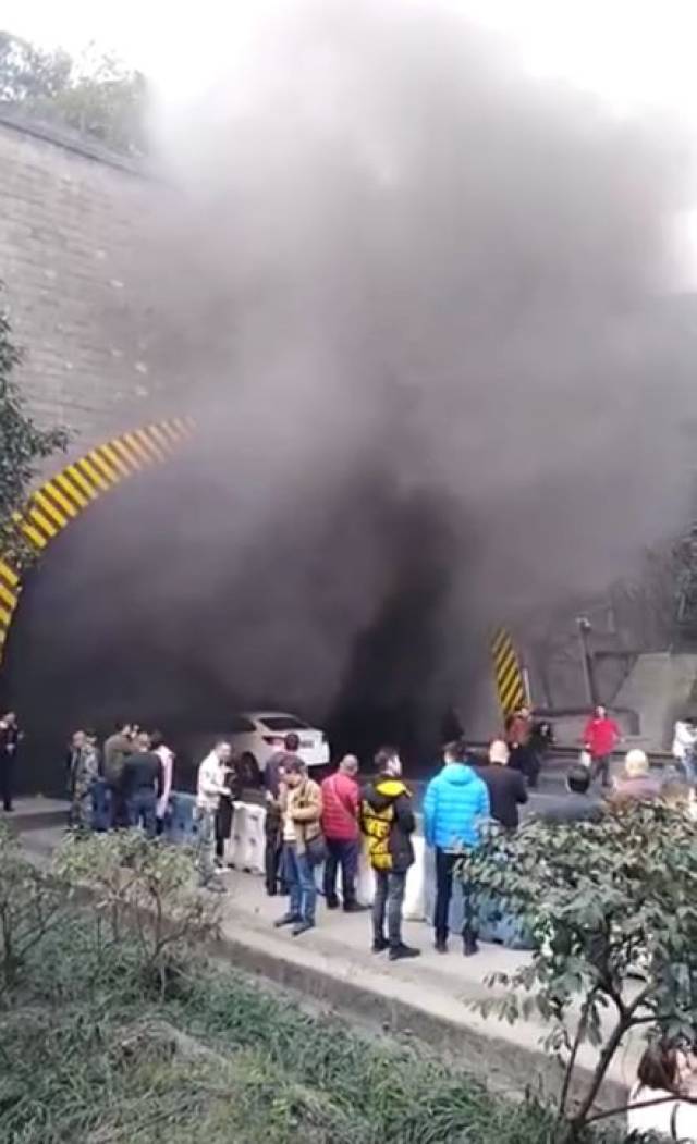 真武山隧道货车自燃,上百人弃车撤离隧道