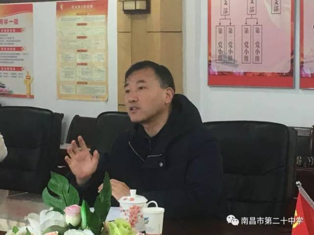 首先,彭仁亮校长向督学组汇报了学校开学工作准备情况,并详细介绍了