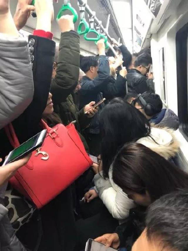 今晨4号线为何打挤成都地铁带着致歉信回应
