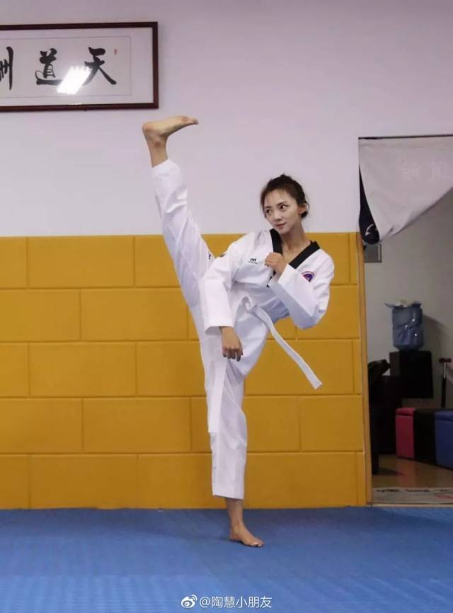 她是中国第一部女版古惑仔,超燃背肌逆天大长