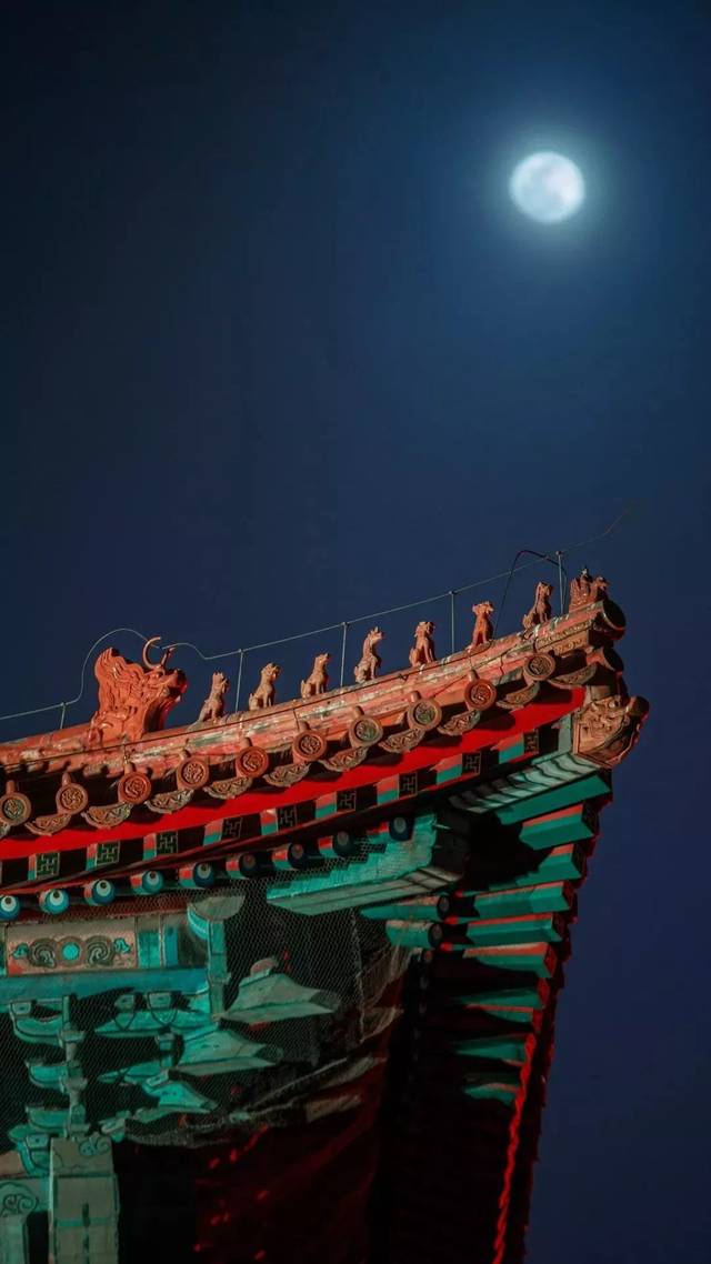它们将整条城墙串成一条红龙 把5个展览紧密地连在一起 为紫禁城宫墙