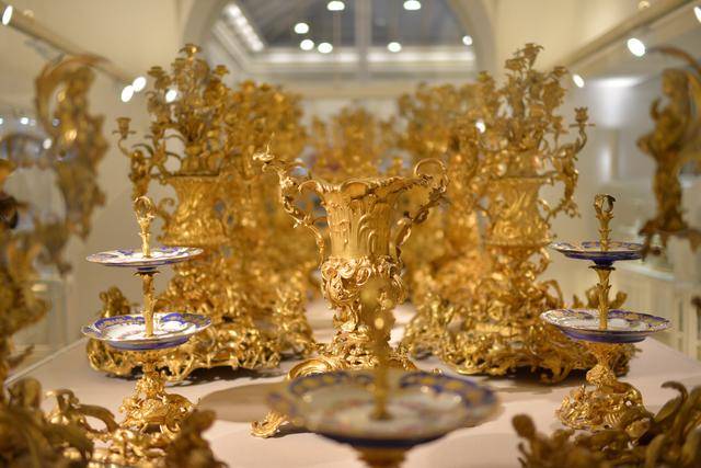 在黄金器皿展厅中心摆放者一张约5米的长条桌,桌子上放置都是各种鎏金