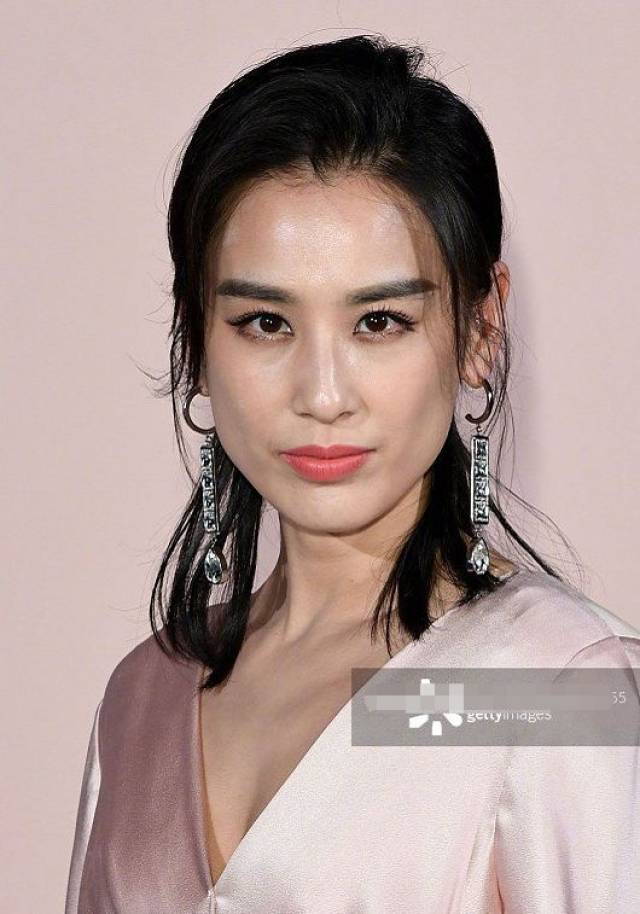 明星时装周无修图曝光!贾静雯脸不对称,黄圣依像男人