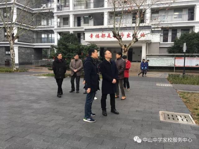 浦江县副县长陈子华在县教育局副局长陈建浦的陪同下到中山中学调研