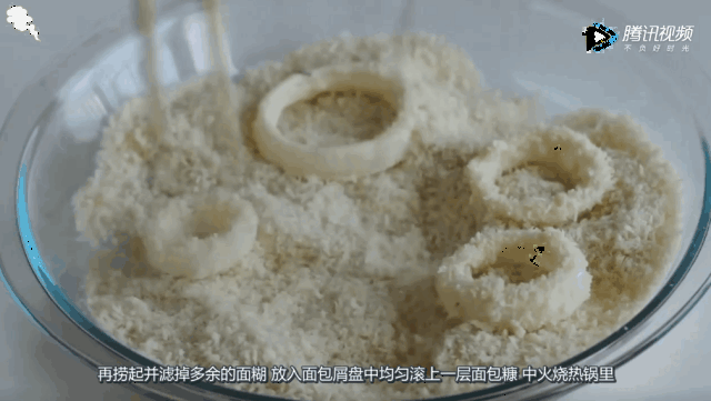 中途不时地翻一翻面,使炸出的洋葱圈颜色均匀.
