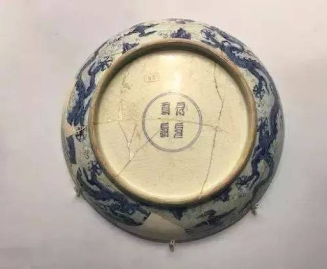 正德青花八思巴文款海水龙纹盘
