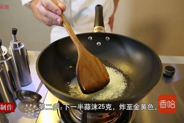 将炸好的蒜末和未炸的蒜末,放入同一个器皿中,在加入盐,味精,鸡粉