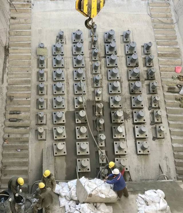 2月21日,香丽项目部虎跳峡金沙江大桥重力锚左幅钢拉杆注浆.